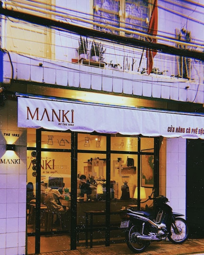 Mặt tiền quán MANKI buổi tối